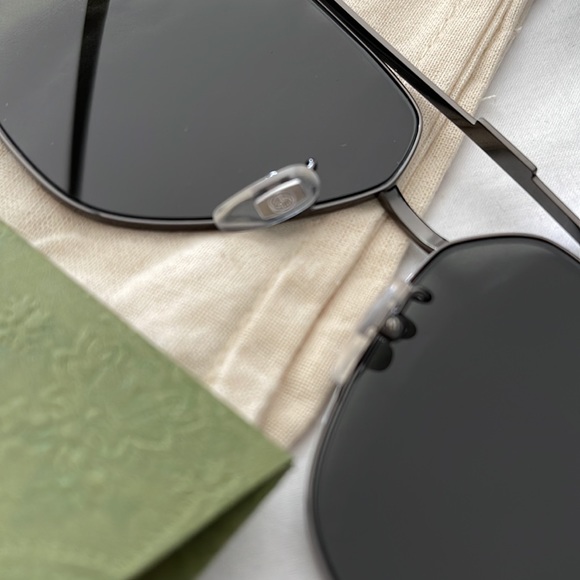 New Gucci Navigator Metallic Grey Sunglasses (unisex) - Picture 5 of 7